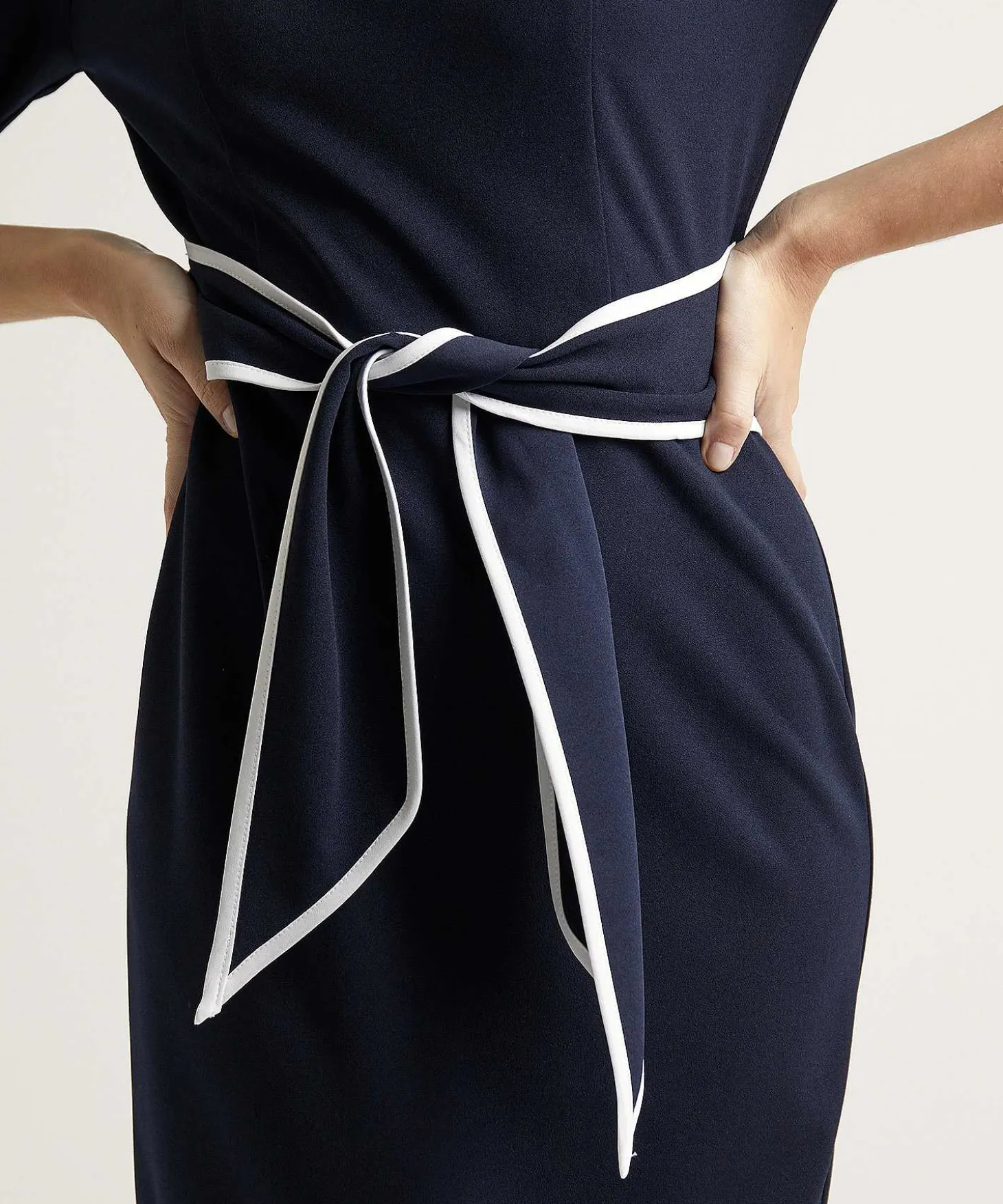 Vestido Con Ribetes En Contraste De Joseph Ribkoff