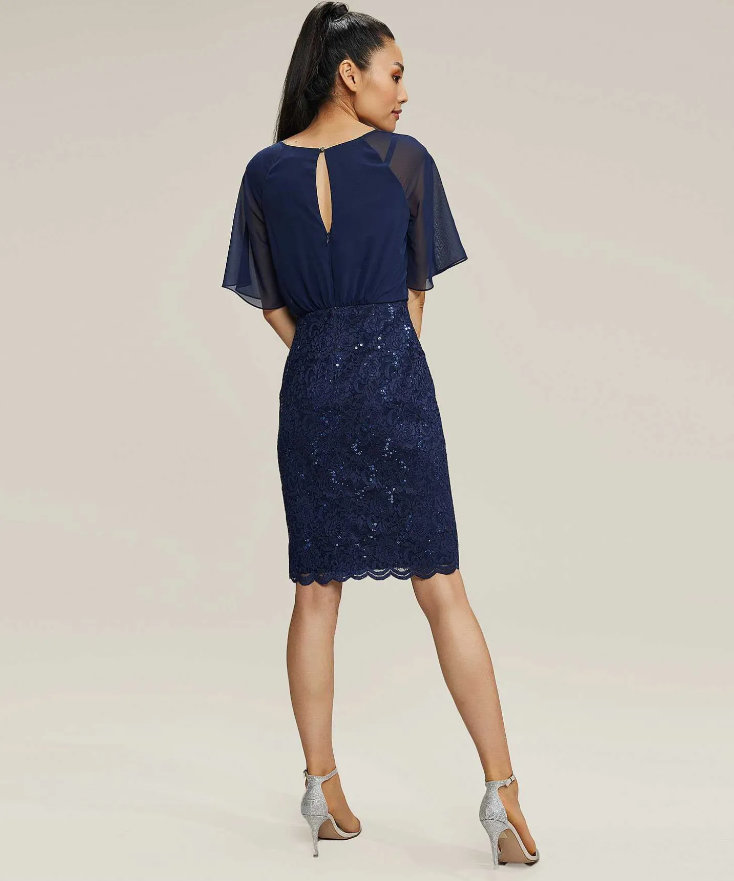 Vestido Con Vuelo De Gasa Y Encaje