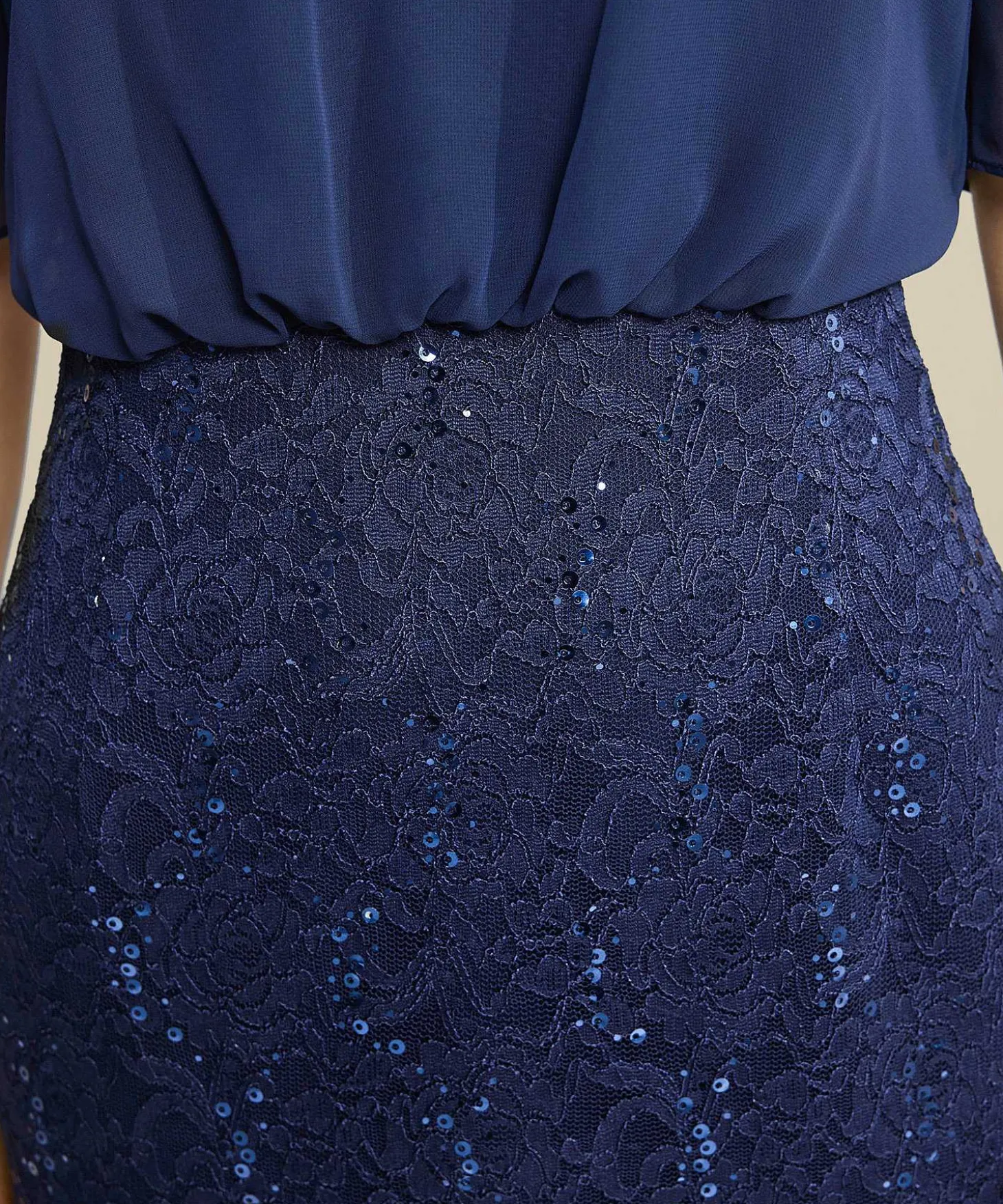 Vestido Con Vuelo De Gasa Y Encaje