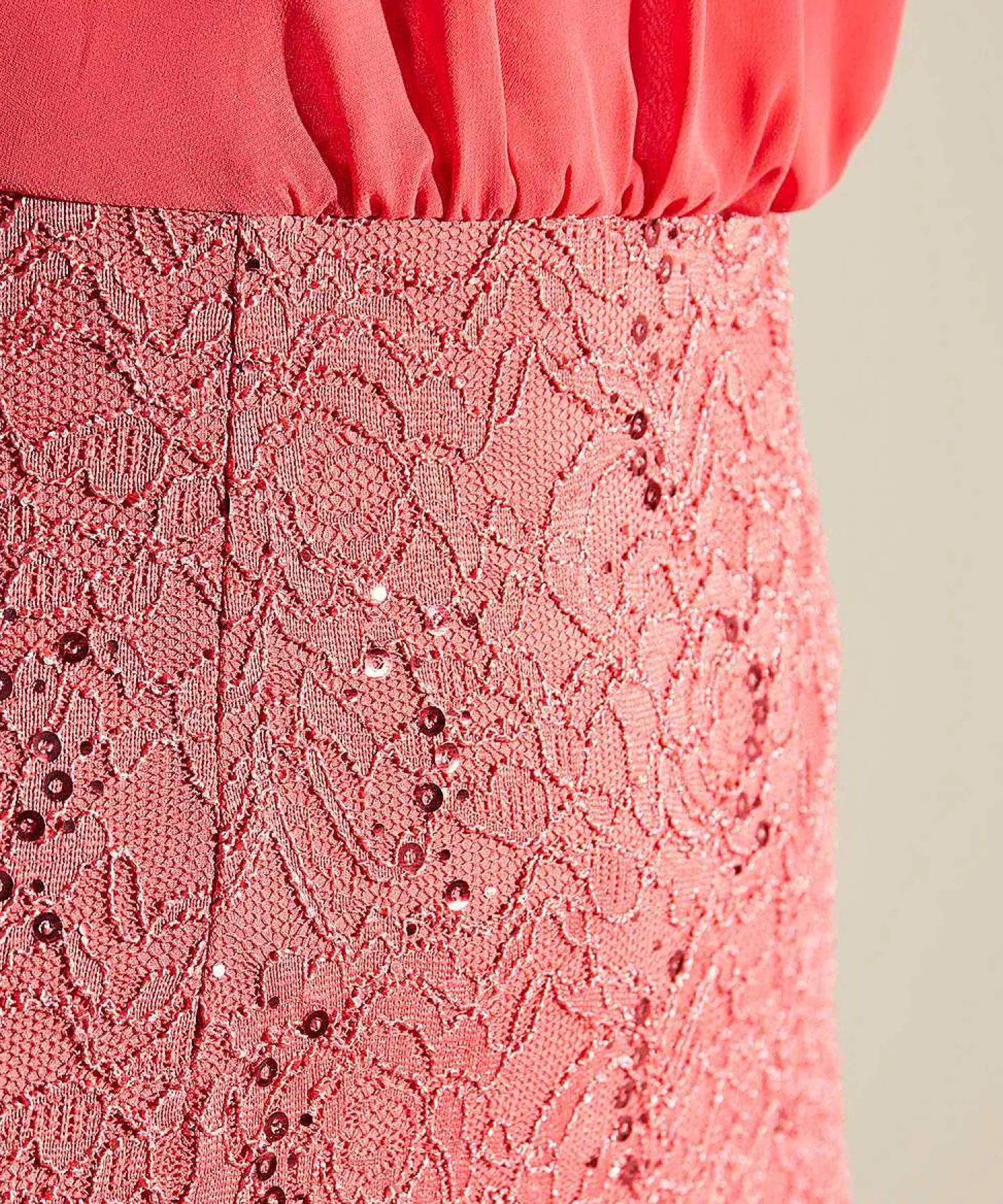 Vestido Con Vuelo De Gasa Y Encaje