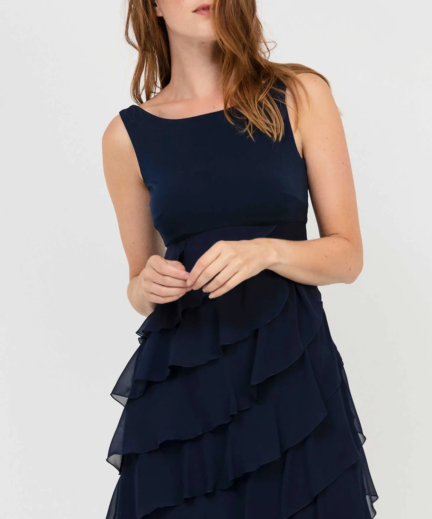 Vestido De Coctel Con Vuelo Y Volante Diagonal