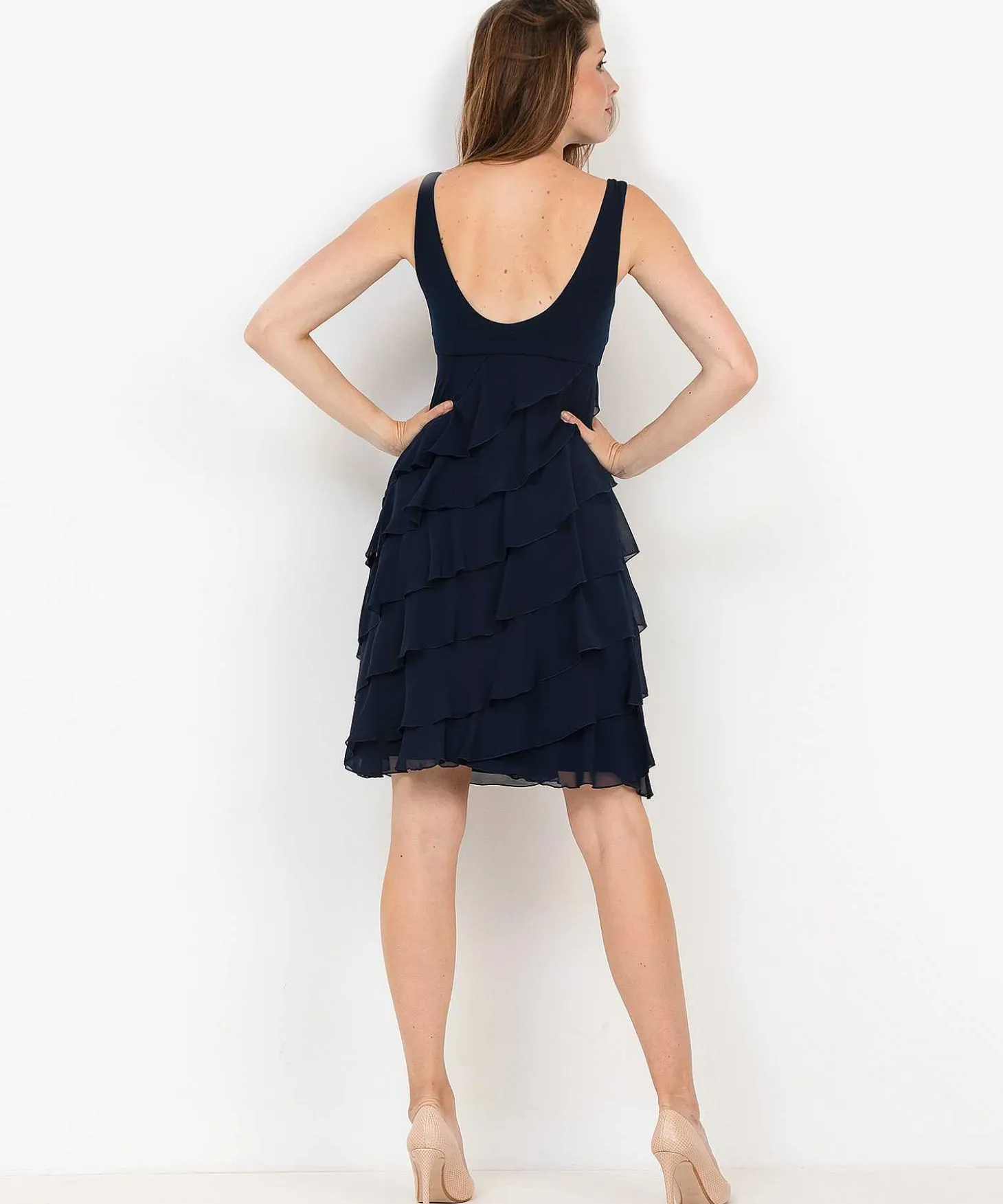 Vestido De Coctel Con Vuelo Y Volante Diagonal