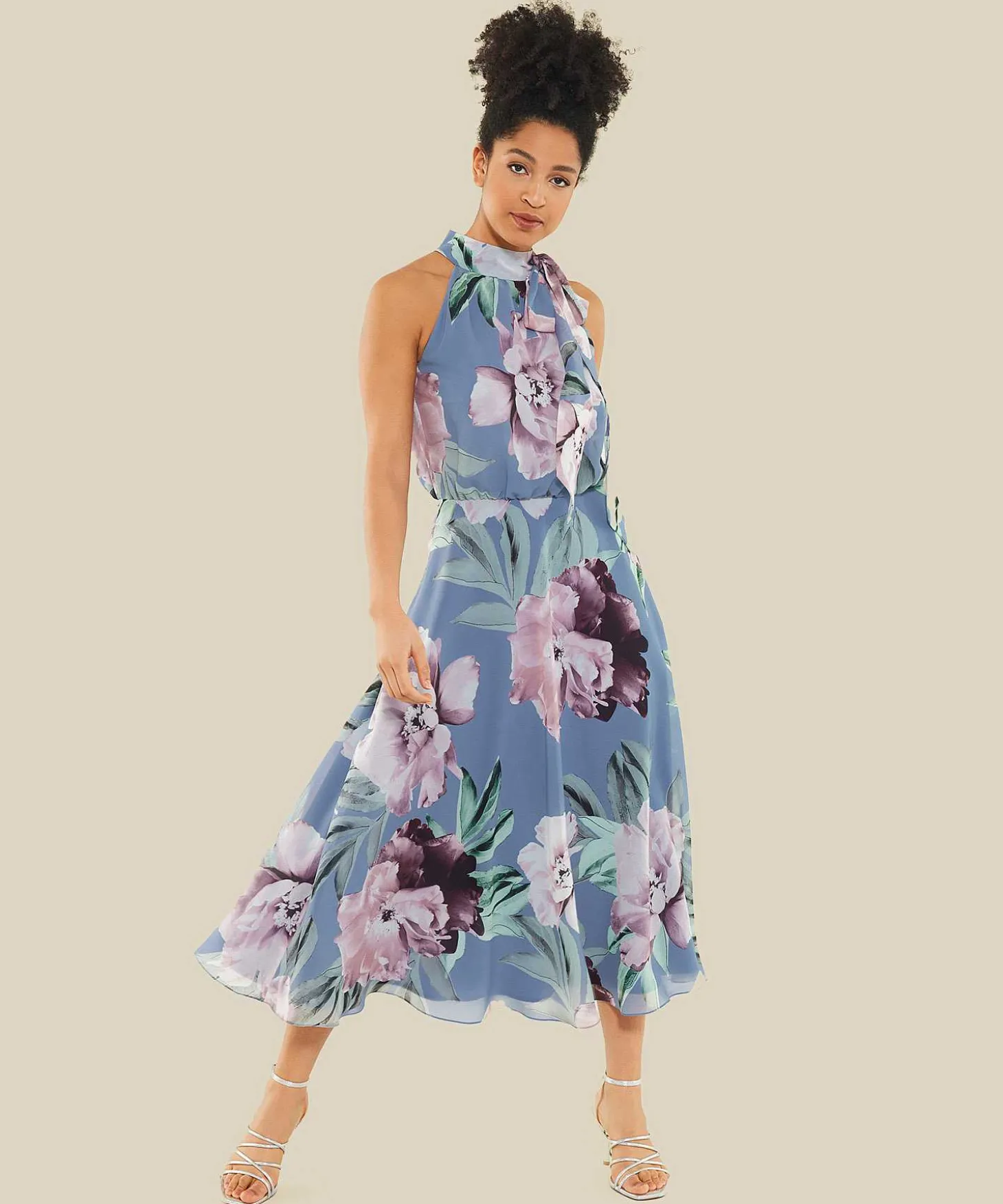 Vestido Halter Con Vuelo Y Estampado Floral