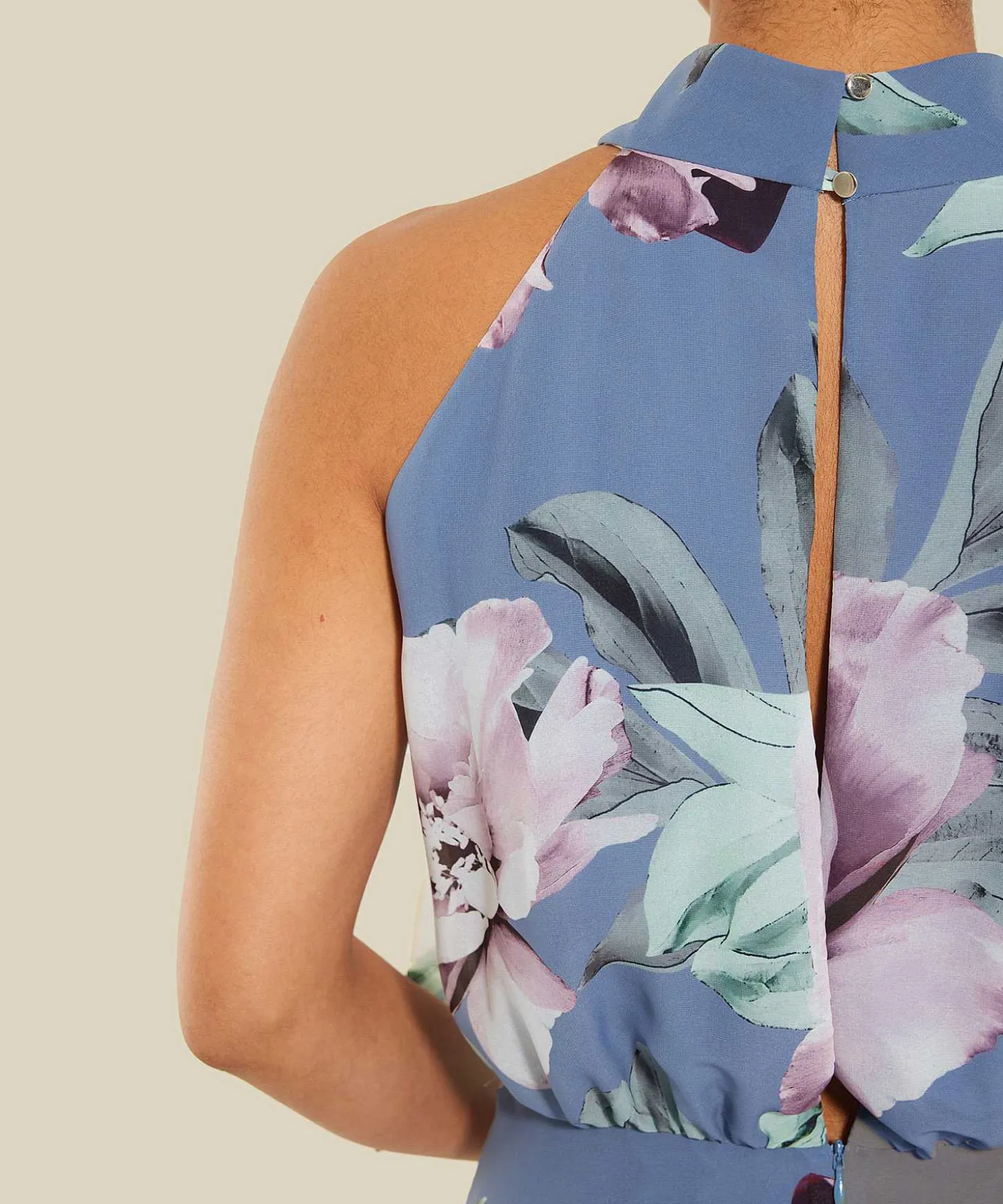 Vestido Halter Con Vuelo Y Estampado Floral