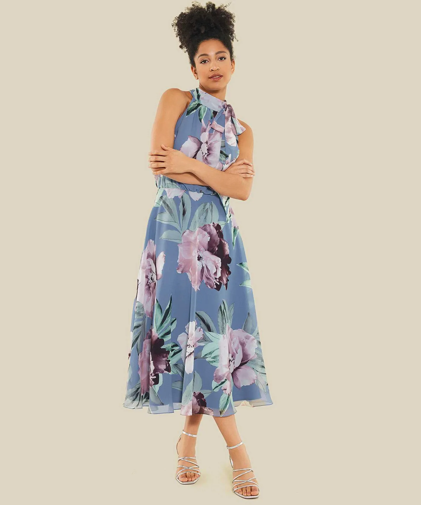 Vestido Halter Con Vuelo Y Estampado Floral